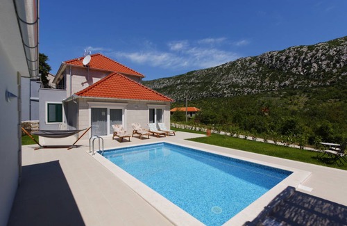 Tucepi House | 237 m² House ∙ 3 bedrooms ∙ 6 guests