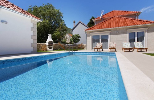 Tucepi House | 237 m² House ∙ 3 bedrooms ∙ 6 guests