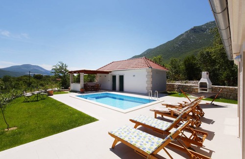 Tucepi House | 237 m² House ∙ 3 bedrooms ∙ 6 guests