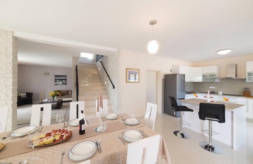 Lecevica House | 250 m² House ∙ 4 bedrooms ∙ 10 guests