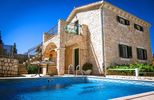 Kremena House | 250 m² House ∙ 7 bedrooms ∙ 24 guests