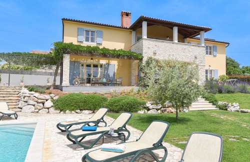 Heraki Villa | 260 m² Villa ∙ 5 bedrooms ∙ 9 guests