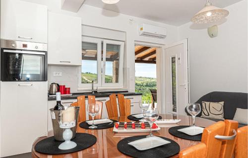 Donje Polje Apartment | 3 Bedroom Lovely Apartment In Vrpolje