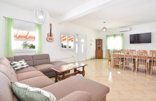 Neoric House | 300 m² House ∙ 6 bedrooms ∙ 16 guests