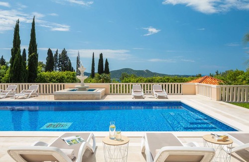 Trsteno Villa | 300 m² Villa ∙ 6 bedrooms ∙ 12 guests