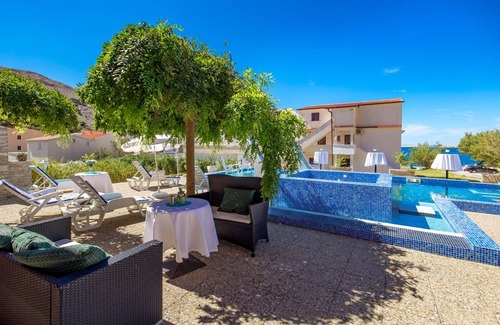 Metajna House | 320 m² House ∙ 14 bedrooms ∙ 28 guests