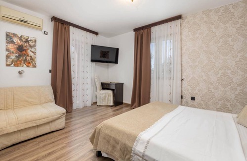 Metajna House | 320 m² House ∙ 14 bedrooms ∙ 28 guests