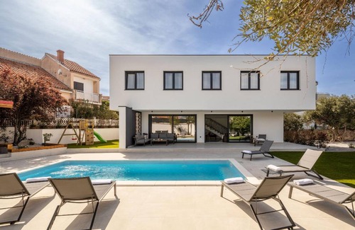 Murter House | 320 m² House ∙ 5 bedrooms ∙ 12 guests
