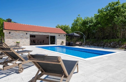 Donji Prolozac House | 350 m² House ∙ 5 bedrooms ∙ 10 guests