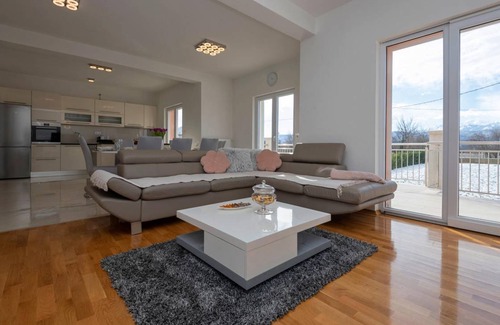 Donji Prolozac House | 350 m² House ∙ 5 bedrooms ∙ 10 guests