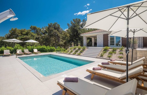 Murine House | 380 m² House ∙ 4 bedrooms ∙ 8 guests