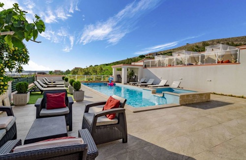 Dinjiska Other | 396 m² Accommodation ∙ 12 bedrooms ∙ 34 guests