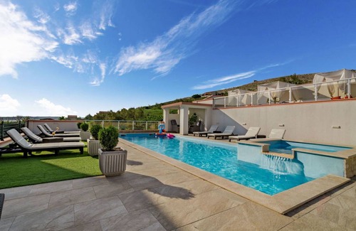 Dinjiska Other | 396 m² Accommodation ∙ 12 bedrooms ∙ 34 guests