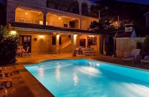 Trpanj Apartment | 4 Bedroom Apartment With Pool