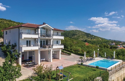 Prolozac House | 400 m² House ∙ 6 bedrooms ∙ 15 guests