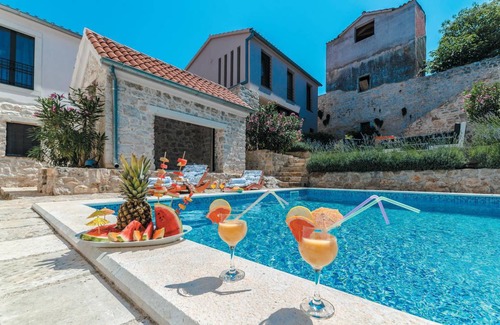 Tkon House | 421 m² House ∙ 9 bedrooms ∙ 18 guests