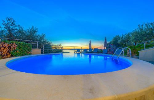 Moca Villa | 5 bedroom family villa in Makarska, heated pool and jacuzzi