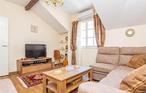 Raslina Apartment | 5 Bedroom Lovely Apartment In Raslina