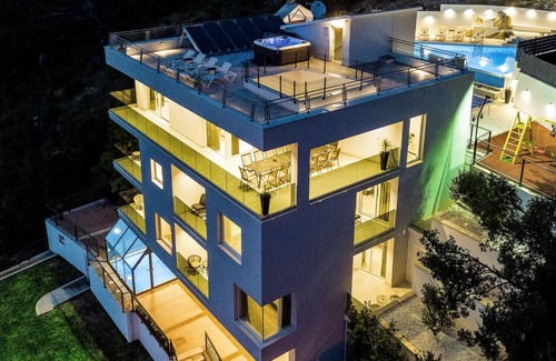 Zrnovnica House | 800 m² House ∙ 8 bedrooms ∙ 16 guests