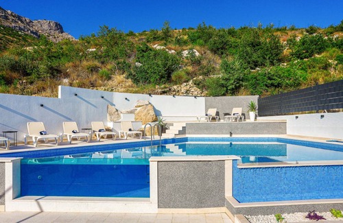Zrnovnica House | 800 m² House ∙ 8 bedrooms ∙ 16 guests