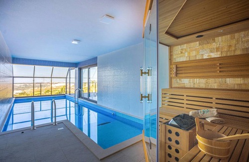 Zrnovnica House | 800 m² House ∙ 8 bedrooms ∙ 16 guests