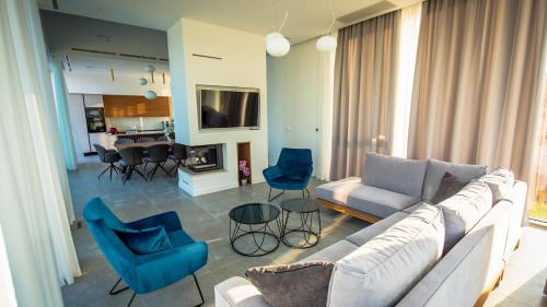 Zmijavci Villa | A modern villa in Zmijavci with a gym, tennis and basketball court