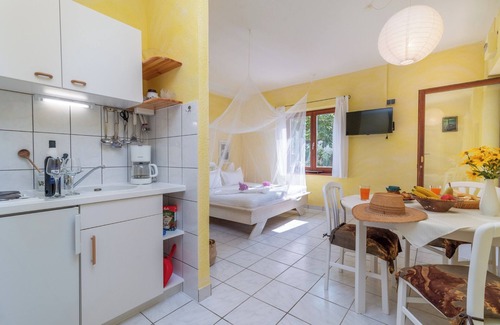Trogir Apartment | A1 – studio apartment with terrace and garden, 3 min walk to the beach
