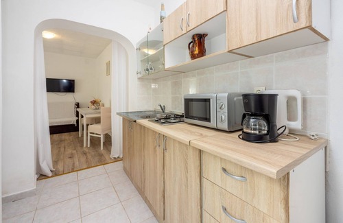 Vinodolska opcina Apartment | Affordable studio flat with private barbecue, private car park not far from the sea