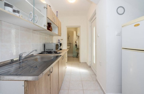 Vinodolska opcina Apartment | Affordable studio flat with private barbecue, private car park not far from the sea