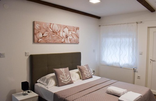 Velika Gorica House | Airport room's Residence Garden