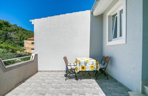 Stomorska Apartment | Alluring Apartment in Stomorska near the Sea