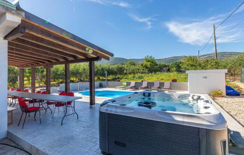 Rudine Apartment | Amazing Apartment In Kastel Novi
