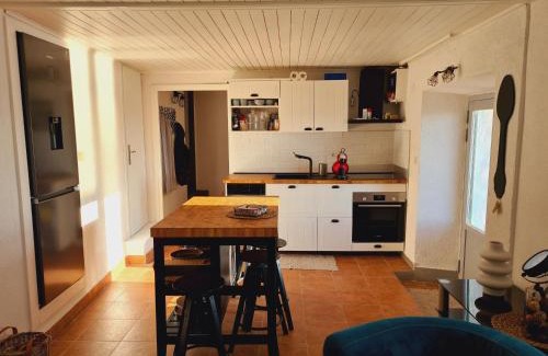 Dubrovacko Primorje House | Amber's Place: cosy house with pool and sea views