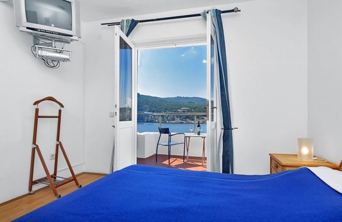 Gdinj Apartment | Apartment Ana - 5 m from beach: R2-12(2) - Cove Pokrivenik, Island Hvar, Croatia