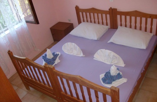 Stomorska Apartment | Apartment Bob - 10m from the sea A2-Lorena 7(5) - Stomorska, Island Solta, Croatia