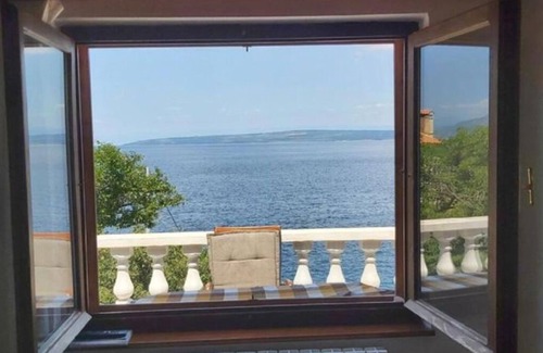 Merag Apartment | Apartment Boto - 20m from the sea: - Merag, Island Cres, Croatia