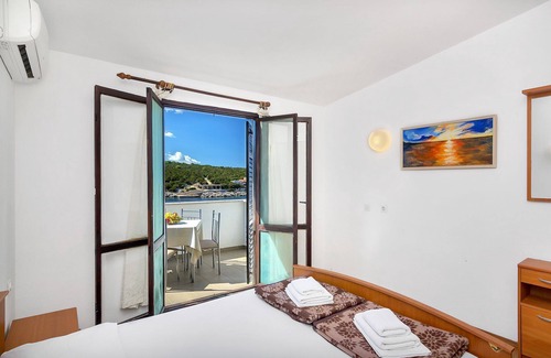 Pokrivenik Apartment | Apartment Igor - 5 m from beach: SA5(2) - Cove Pokrivenik, Island Hvar, Croatia