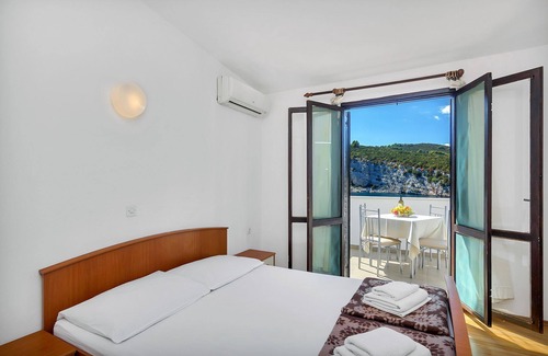 Pokrivenik Apartment | Apartment Igor - 5 m from beach: SA5(2) - Cove Pokrivenik, Island Hvar, Croatia