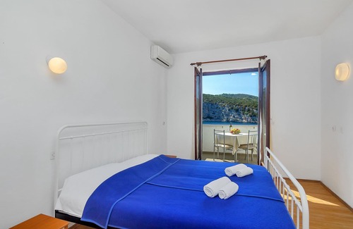 Pokrivenik Apartment | Apartment Igor - 5 m from beach: SA1(2+1) - Cove Pokrivenik, Island Hvar, Croatia