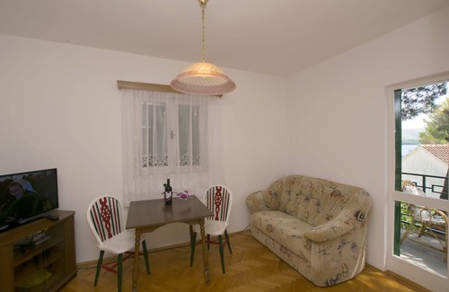 Zaboric Apartment | Apartment In the shadow (54871-A1) - Zaboric (Sibenik)