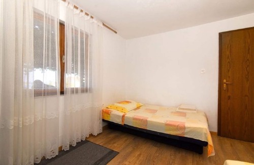 Vis Apartment | Apartment Jakša - close to the sea & free parking: A1(4) - Vis, Island Vis, Croatia