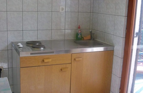 Stomorska Apartment | Apartment Kaleb - next to the seashore: SA10-Miro 34(2) - Stomorska, Island Solta, Croatia
