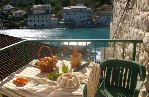 Stomorska Apartment | Apartment Kaleb - next to the seashore: SA10-Miro 34(2) - Stomorska, Island Solta, Croatia