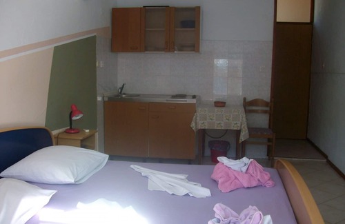 Stomorska Apartment | Apartment Kaleb - next to the seashore: SA4-Klara 31(2) - Stomorska, Island Solta, Croatia
