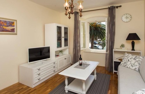 Kobas Apartment | Apartment Main Street - One Bedroom Apartment with City View