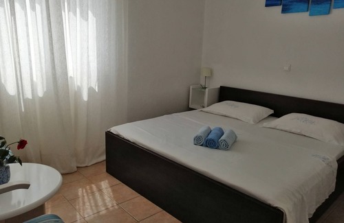 Pokrivenik Apartment | Apartments Boni (69571-A1) - Gdinj - island Hvar