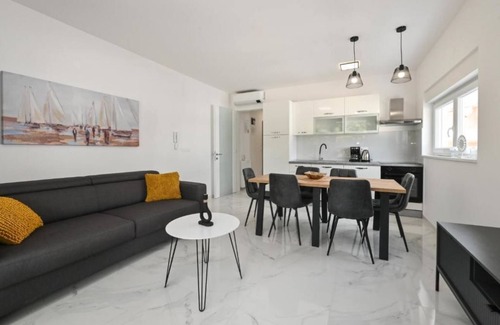 Zrce Apartment | Apartments for 18 with Pool