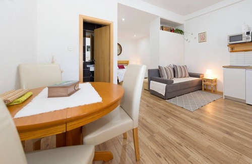 Korenica Apartment | Apartments Milan, (16065), Korenica, hr