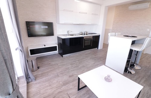 Zrce House | Apartments & Rooms Danivan Pool Villas