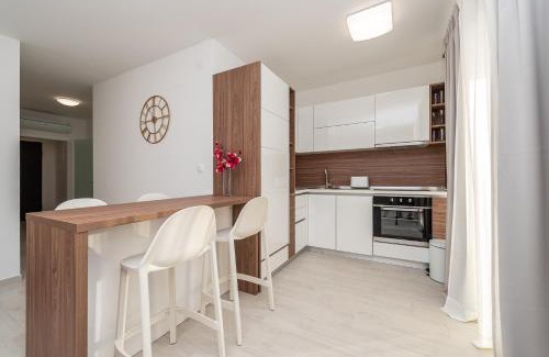 Zrce Apartment | Apartments & Rooms Pool Villas Maris